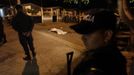 Police officers guard a crime scene near the body of a victim in the city of San Pedro Sula March 22, 2013. Unknown assailants killed three men and one woman on Friday at the crime scene in a working class neighbourhood, local media reported. San Pedro Sula has been labelled the most violent city on the planet, according to a U.N. Development Program report last week. Picture taken March 22, 2013. REUTERS/Jorge Cabrera (HONDURAS - Tags: CIVIL UNREST CRIME LAW) Published: Bře. 23, 2013, 9:08 odp.