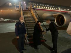Hubáčková se ve Varšavě setkala s českým velvyslancem Jakubem Dürrem. Ten ministerskou delegaci vyprovodil i zpět na letiště. 