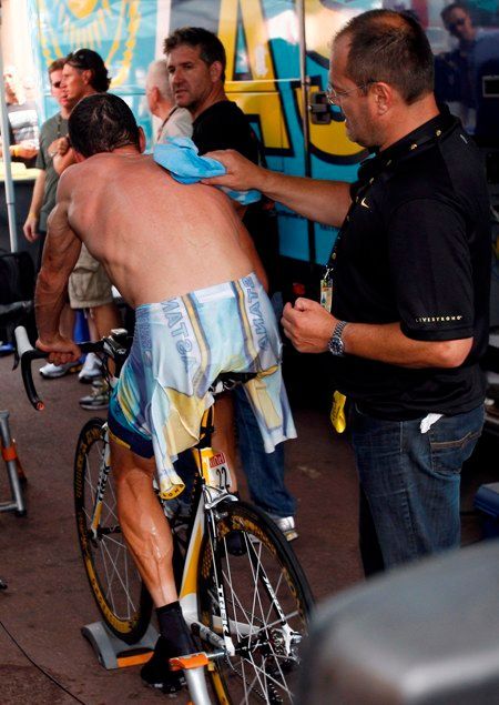 Lance Armstrong se připravuje na strat časovky Tour de France v Monaku.