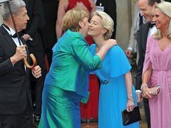 Ursula von der Leyenová zdraví Angelu Merkelovou na zahájení slavností v Bayreuthu.