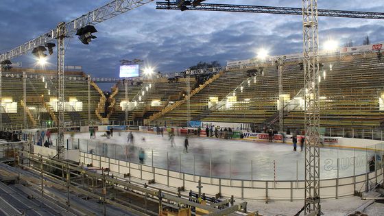 V Brně vyrostl za dva měsíce improvizovaný otevřený stadion. Podívejte se, jak vypadá čtyři dny před prvním zápasem...