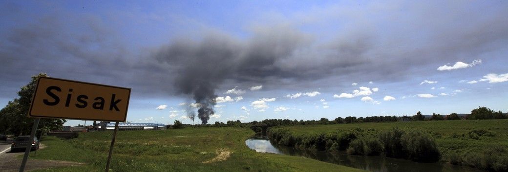 Požár ropné rafinérie v chorvatském Sisaku