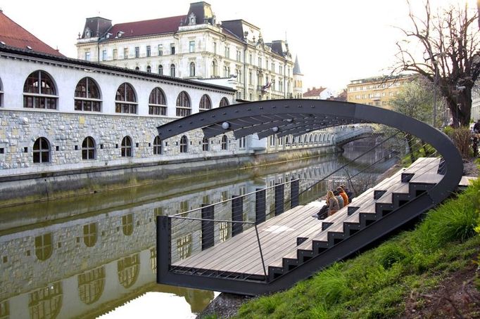 Pavilon na Petkovškově nábřeží, Lublaň, 2010, foto (c) Breda Bizjak V samém centru města byl vybudován odpočinkový pavilon s možností posezení a výhledem na Zámecký vrch. Střecha pavilonu je v letním období porostlá popínavými rostlinami a vytváří tak přírodní bariéru proti ostrému slunci.