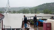 Velké lodě v holešovickém přístavu povodeň v pondělí zatím neohrozila. Jejich posádky měly vše pod kontrolou.