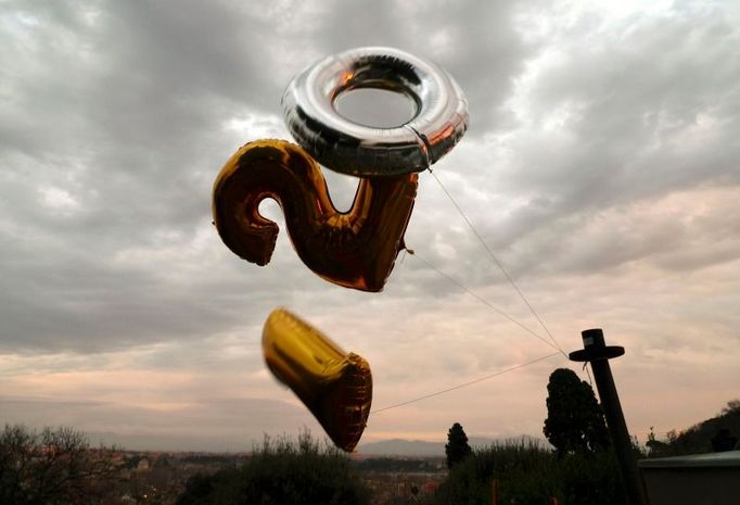 Západ slunce nad kopcem Janiculum nad Římem.