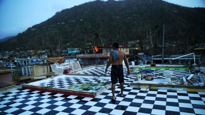 Foto: Portoriko je zdevastované, po hurikánu padly i kostely. Žízniví lidé stojí fronty na vodu
