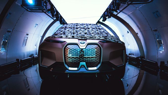 BMW obletělo se svým konceptem Vision iNext za týden celou zeměkouli. Představilo jej na palubě nákladního Boeingu 777. 