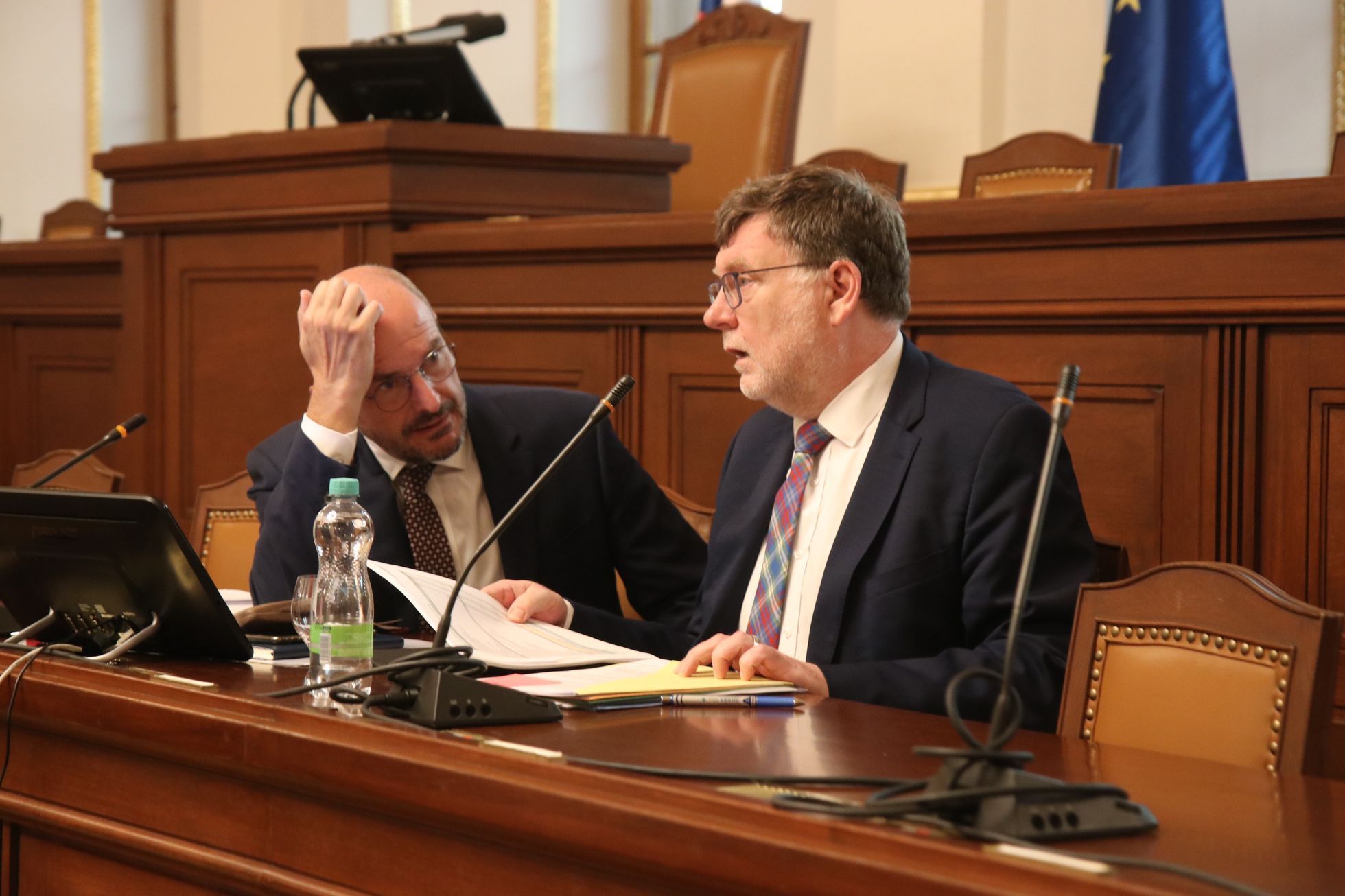 Předseda rozpočtového výboru za STAN Josef Bernard a ministr financí Zbyněk Stanjura na jednání tohoto výboru letos v červenci.