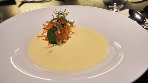 Nejslavnější pórková polévka vichyssoise s bramborovou slámou
