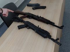 AK-47 a vzor 58, se kterými Ukrajinci cvičí.
