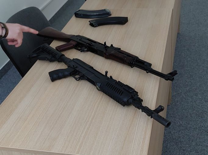 AK-47 a vzor 58, se kterými Ukrajinci cvičí.