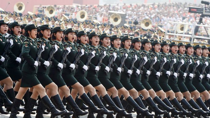 Foto: Nové střely a tisíce vojáků. Čína slaví 70 let monstrózní vojenskou přehlídkou
