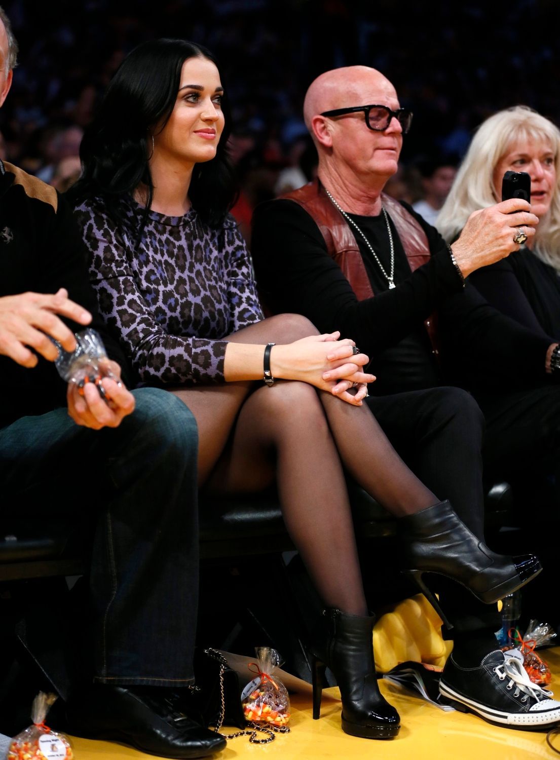 Zpěvačka Katy Perry na utkání NBA 2012/13 mezi Los Angeles Lakers a Dallasem Mavericks.