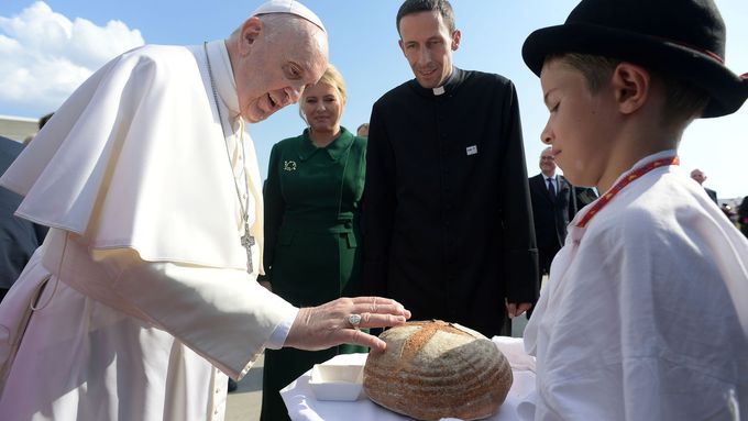 Když papež František dlí na Slovensku, trochu jako by byl i u nás. (Jen ho tam vítá Zuzana Čaputová, nikoli Miloš Zeman.)