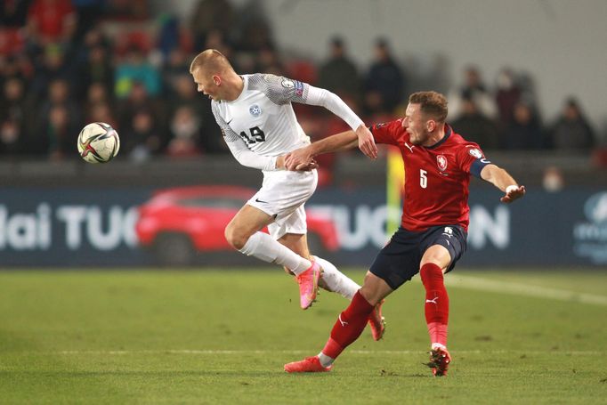 Vlasij Sinjavskij a Vladimír Coufal v utkání kvalifikace MS ve fotbale Česko - Estonsko