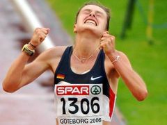 Německá běžkyně Ulrike Maischová proběhla cílem maratonského běhu na ME v Göteborgu jako první.