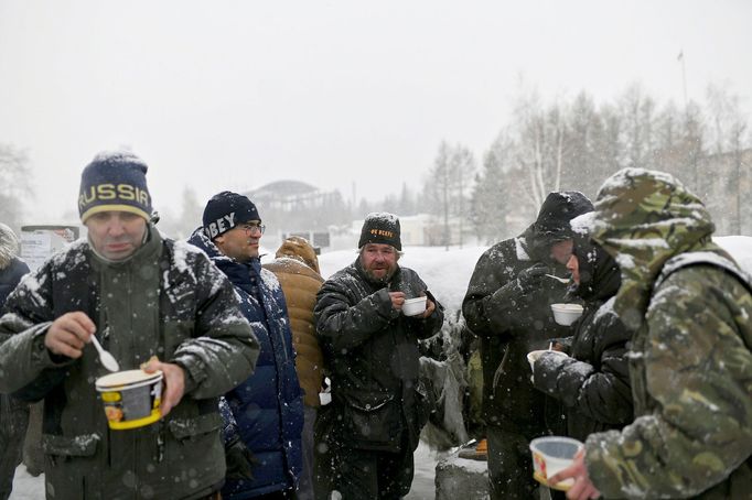 Život bezdomovců v třeskutých mrazech na Sibiři v Rusku.  19. 2. 2020