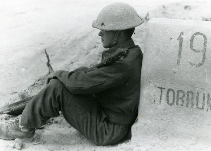 10. 9. - Tobruk, velkofilm o pouštní válce, vstoupil do kin - Českou premiéru měl v kině na pražském Smíchově nový film Václava Marhoula Tobruk. Film vypráví příběh jednotky československých vojáků, kteří na podzim roku 1941 bránili spolu s Angličany, Australany, Poláky a Jihoafričany libyjský přístav Tobruk před jednotkami Němců a Italů.  Další podrobnosti čtěte ve článku zde