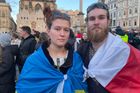 Mezi tisícovkami lidí, kteří přišli podpořit Ukrajinu na pražské Staroměstské náměstí, byla také tato dvojice z Ukrajiny.
