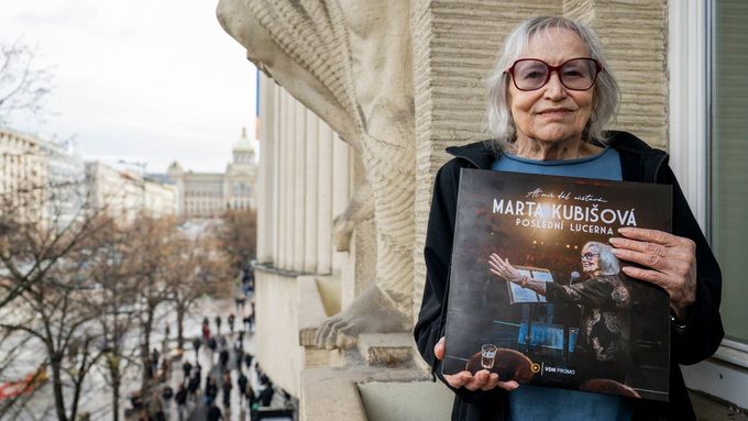 Zpěvačka Marta Kubišová na balkoně budovy Melantrichu u příležitosti křtu vinylové desky Poslední Lucerna 17. listopadu 2025.
