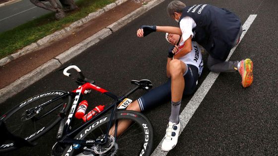 Tour de France je tady a hodně bolí. Tak cyklisty kosil kluzký asfalt