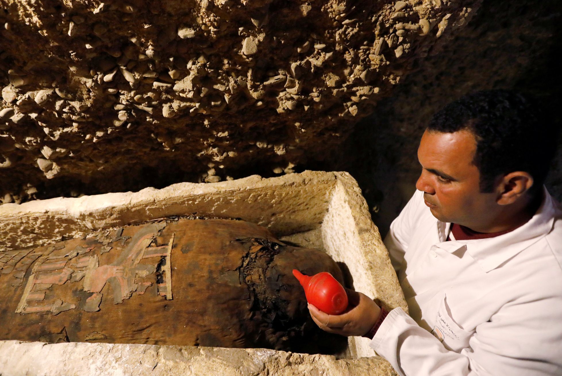 Archeologové objevili v egyptské provincii Mínjá jižně od Káhiry starověké pohřební komory, ve kterých se nachází asi 40 mumií různé velikosti i pohlaví.