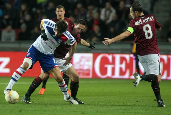 Fotbalista Sparty Praha Marek Matějovský sleduje Yoanna Gourcuffa v utkání Evropské ligy proti Olympique Lyon.