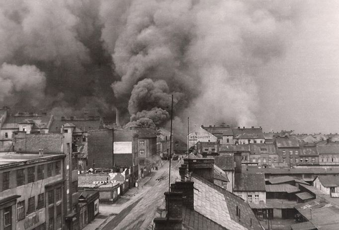 Hořící Škodovka 25. dubna 1945, pohled z Poběbradovy ulice.
