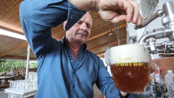 Vařit začal v dílně, teď si sám pěstuje chmel. Pivo není jen těžký ležák, říká sládek