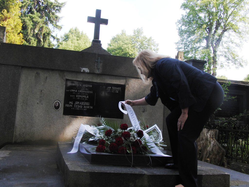 Nuzná hrobka Jana Kašpara - praneteř Eva Perrová