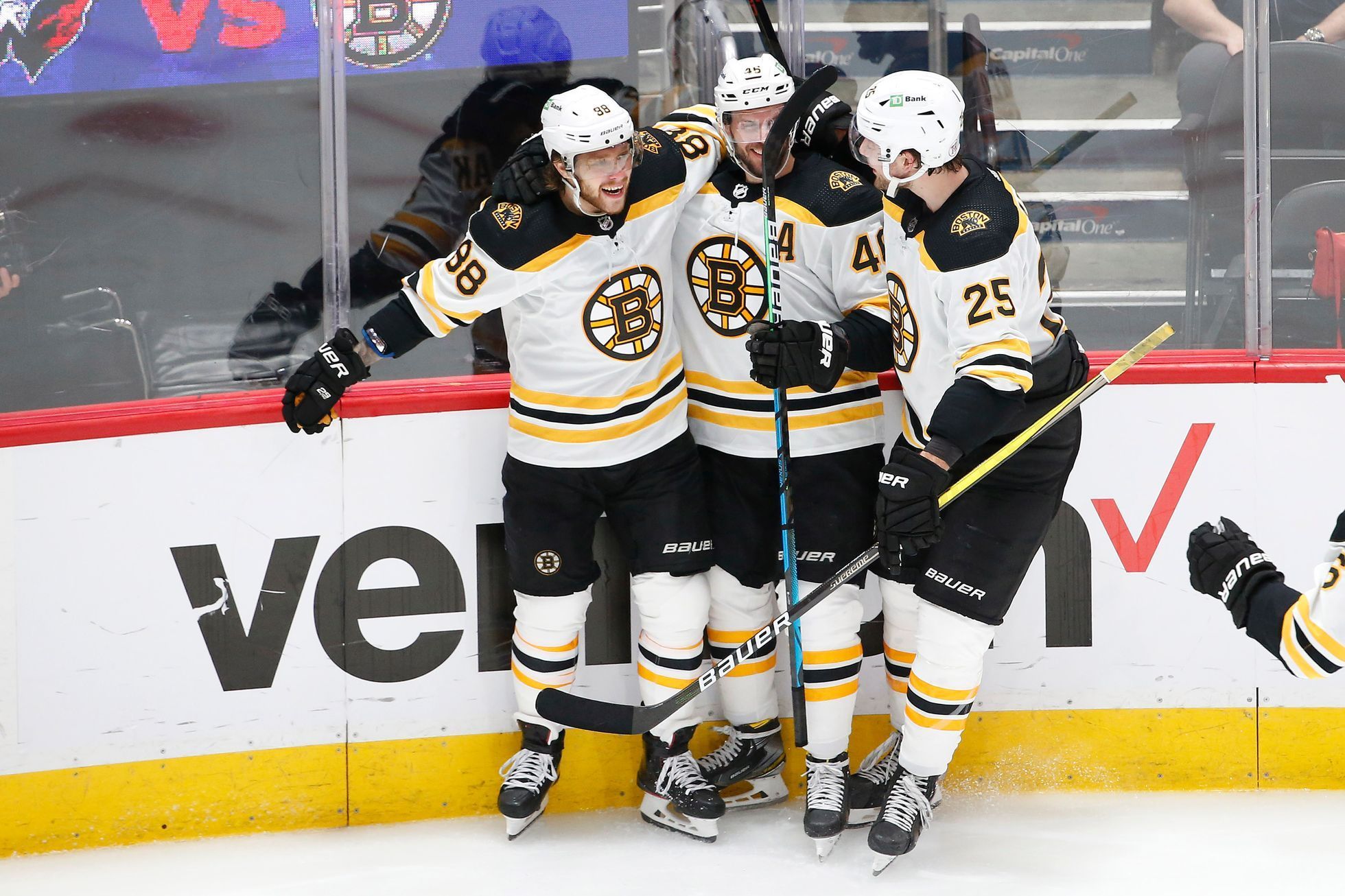 hokej, NHL 2020/2021, play off, 1.kolo, Boston Bruins at Washington Capitals, David Pastrňák (vlevo) slaví gól