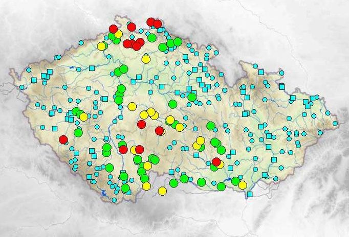 Aktuální povodňová mapa - neděle 8. 8. - 04:20 hod. Zelená kolečka označují první povodňový stupeň (bdělost), žlutá druhý povodňový stupeň (pohotovost), červená třetí povodňový stupeň (ohrožení).