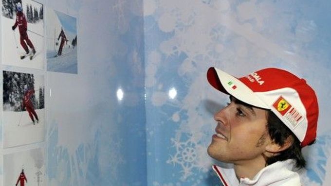 Fernando Alonso si prohlíží fotky z lyžování