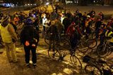 Navzdory náledí na silnicích se večer před kostelem sešlo kolem šedesáti cyklistů.