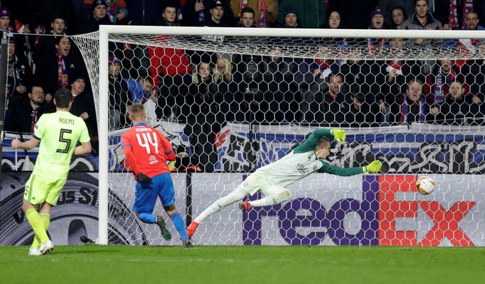 Luděk Pernica dává gól v zápase EL Plzeň - Dinamo Záhřeb