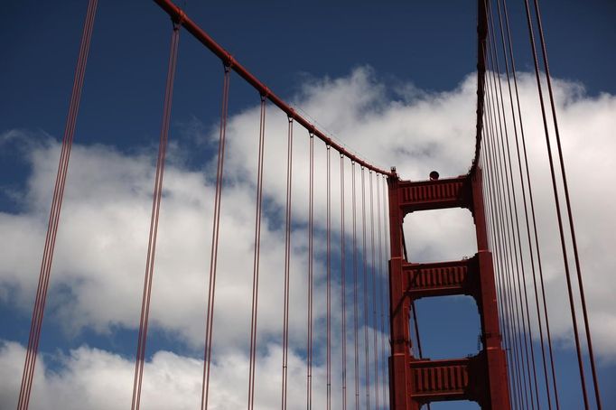 The South Tower of the Golden Gate Bridge is seen in San Francisco, California May 25, 2012. The iconic landmark will observe its 75th anniversary with celebrations scheduled on Sunday. REUTERS/Robert Galbraith (UNITED STATES - Tags: SOCIETY) Published: Kvě. 25, 2012, 9:24 odp.