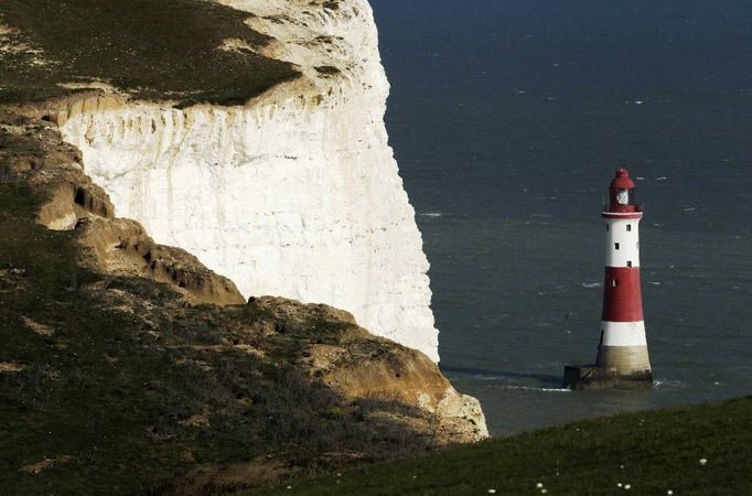 Seven Sisters (Sedm sester) je skupina křídových útesů, které jsou součástí parku Seven Sisters Country Park. Nachází se na jižním pobřeží Anglie v hrabství Východní Sussex, mezi městy Seaford a Eastbourne. Na snímku je vidět i maják Beachy Head, který se nachází u stejnojmenného mysu.