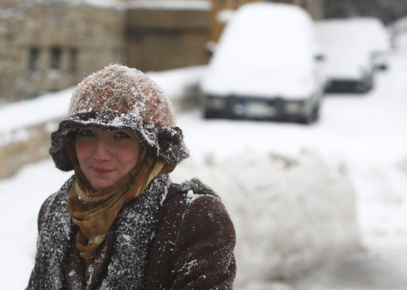 Sníh je všude: Na pláži, na růžích, zasypal i Einsteina