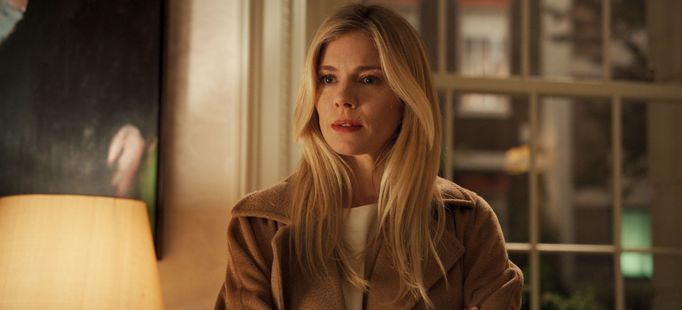 Sienna Millerová jako Sophie Whitehouseová.