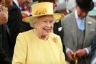 Královna Alžběta II. na druhou zahradní párty začátkem června dorazila v kanárkovém kostýmku.