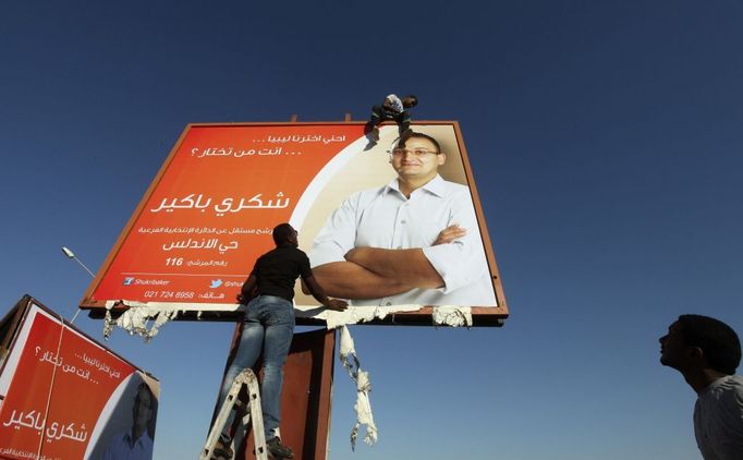 Instalace předvolebního billboardu v Benghází.