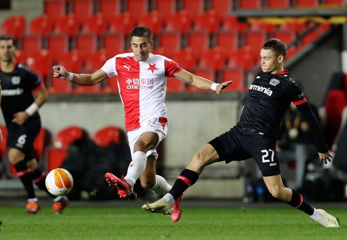 Ondřej Lingr a Florian Wirtz v zápase Evropské ligy Slavia Praha - Bayer Leverkusen