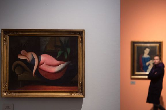 Vlevo jo obraz Rudolfa Kremličky s názvem Horké odpoledne.