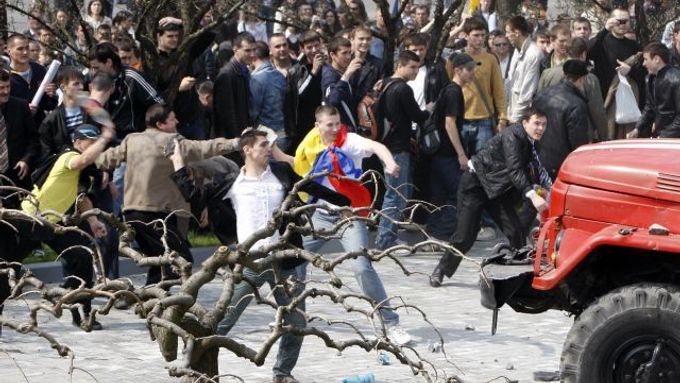 V úterý se centrum Kišiněva změnilo v bojiště mezi protikomunistickými demonstranty a policií.