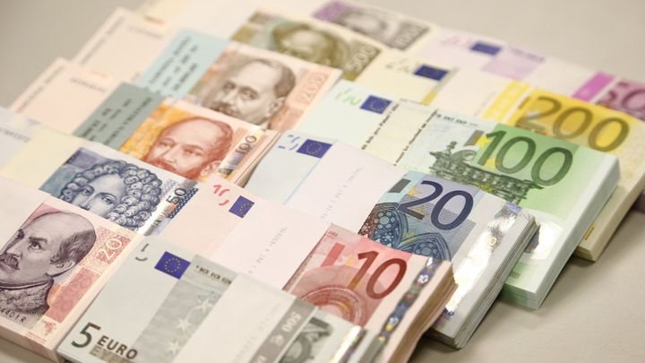 Strach z odmítnutí platby. Třetina Čechů se bojí v cizině použít kartu, vozí hotovost