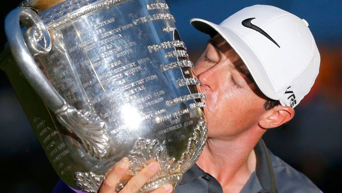 Rory McIlroy po vítězství na PGA Championship líbá slavnou trofej