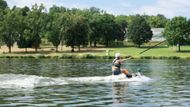 Druhou půlku nádrže brázdí nadšenci na wakeboardech nebo vodních lyžích.