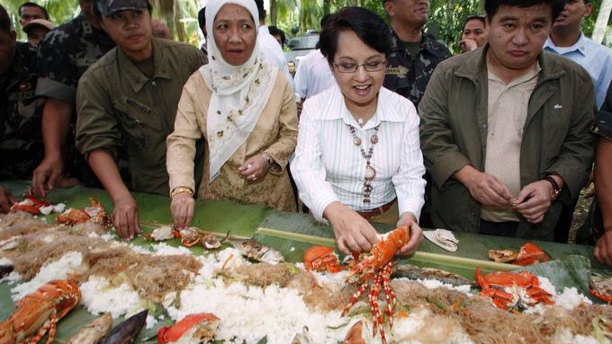 Bojujte, já vám přidám, řekla dnes filipínská prezidentka (v bílé košili) vojákům na jihu Filipín