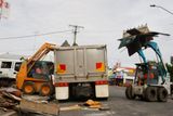 Po Queenslandu se rozjely vojenské tahače s nákladem potravin a ošacení, v ulicích pracuje těžká technika.