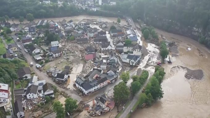Vesnici Schuld na západě Německa zničily záplavy. Záběry z dronu ukazují úplnou zkázu, kterou způsobily dlouho trvající deště.